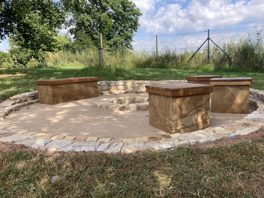 lavice kamenná lavice