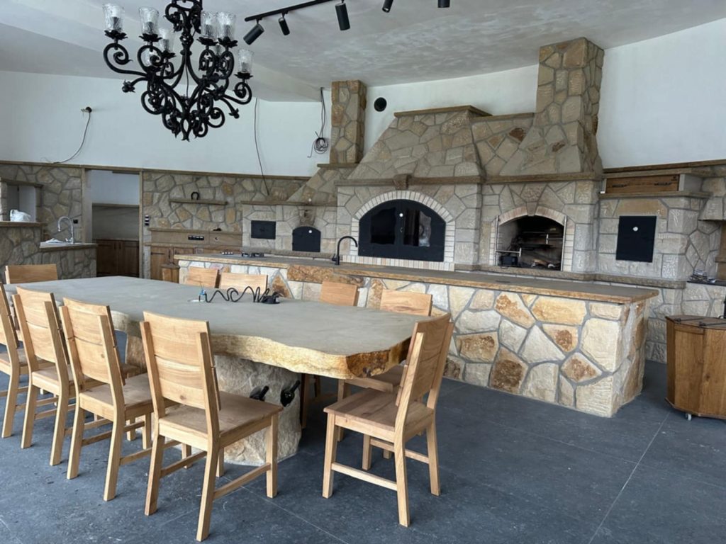 5628d883-a200-4ab1-a4e4-2f19b173a163 kamenná stůl z pískovce