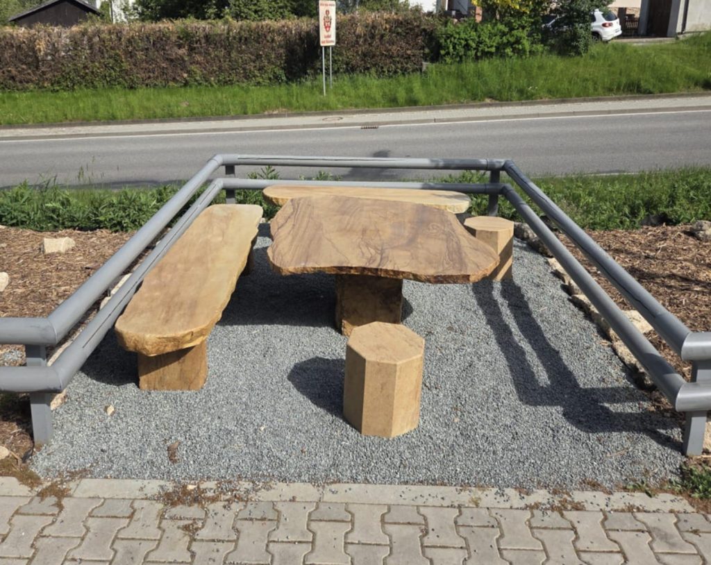 7a80227c-0f35-4c52-ac9d-34efb466c0bf kamenný stůl a lavice z pískovce