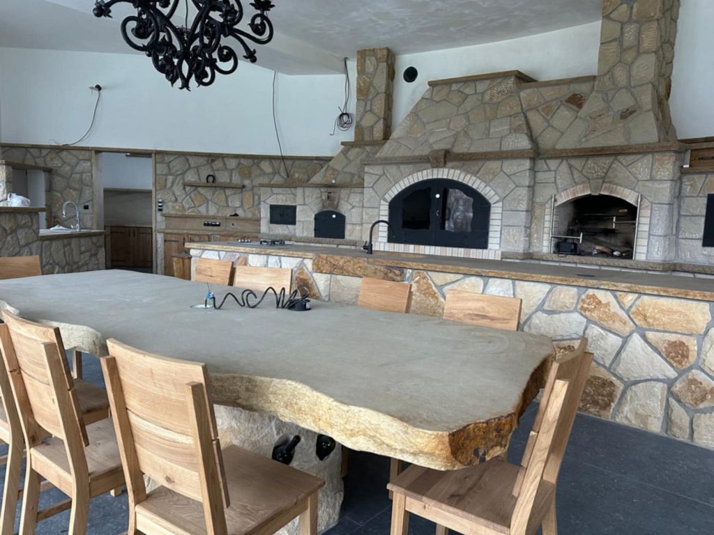 ae7e277e-28f4-426d-98f8-6e95c679b0a0 kamenný stůl z pískovce