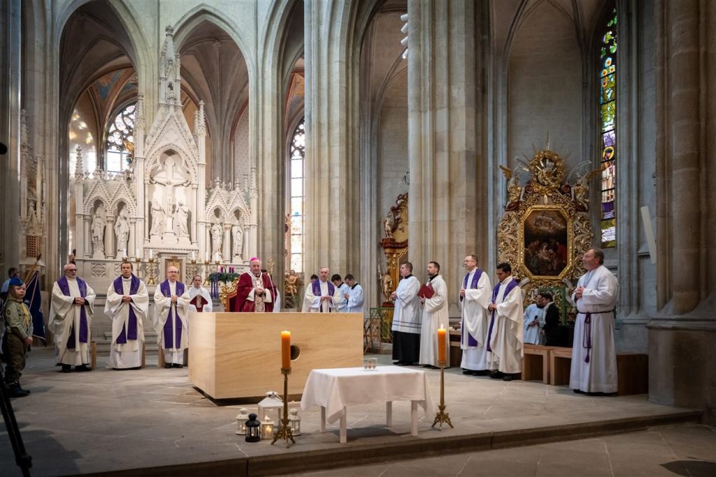 nový oltář v Pardubicích