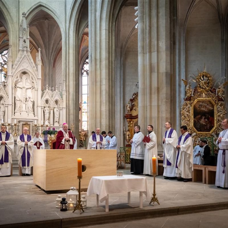 nový oltář v Pardubicích