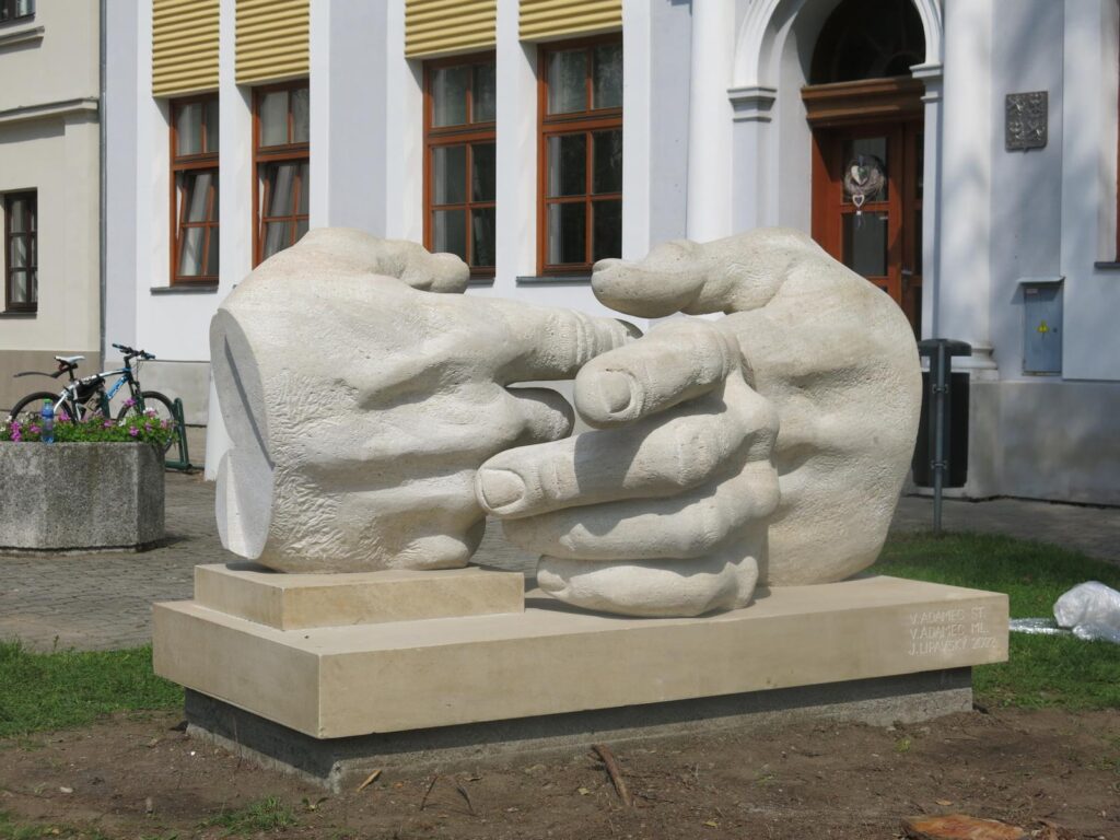 sousoší ruce Hulín